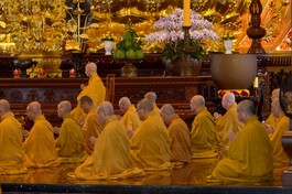 Đại lão Hòa thượng Pháp chủ GHPGVN cùng chư Tăng nghe lại giới Tỳ-kheo, Bồ-tát trong Lễ bố-tát sáng 14-9-Giáp Thìn tại Việt Nam Quốc Tự - Ảnh: Bảo Toàn/BGN