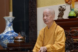 Đức Pháp chủ GHPGVN - Đại lão Hòa thượng Thích Trí Quảng huấn thị cho tân Trưởng ban và đại diện Ban Thường trực Ban Trị sự GHPGVN tỉnh Bà Rịa-Vũng Tàu chiều 4-11-2024 - Ảnh: Bảo Toàn/BGN