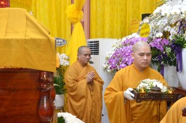 Thượng tọa Thích Tâm Hải nhiễu kim quan Trưởng lão Hòa thượng Thích Tịnh Hạnh - Ảnh: Bảo Toàn