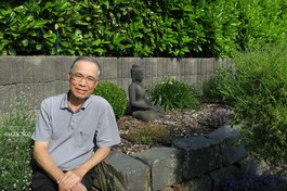 Tiến sĩ Nguyễn Tường Bách ở trong khu vườn nhà tại Đức