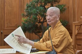 Đức Pháp chủ GHPGVN - Đại lão Hòa thượng Thích Trí Quảng thông tin với chư vị Trưởng lão về biểu mẫu Giáo chỉ tấn phong Giáo phẩm mới - Ảnh: Quảng Đạo/BGN