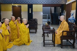 Đức Pháp chủ huấn thị cho Hòa thượng Thích Bảo Nghiêm và phái đoàn Ban Trị sự GHPGVN TP.Hà Nội - Ảnh: Bảo Toàn/BGN