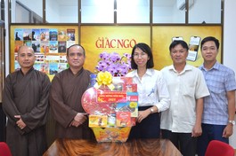 Phòng An ninh nội địa - Công an TP.HCM tặng quà Tết đến Báo Giác Ngộ - Ảnh: Nguyên Tài/BGN
