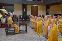 Phân ban Ni giới T.Ư đảnh lễ, khánh tuế đức Pháp chủ - Ảnh: Bảo Toàn/Báo Giác Ngộ