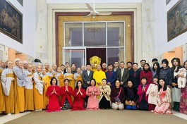 Tăng Ni du học sinh, cán bộ, viên chức Đại sứ quán Việt Nam tại Ấn Độ tham dự khóa lễ đầu năm mới