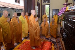 Đức Pháp chủ GHPGVN tưởng niệm Đại lão Hòa thượng Thích Tịnh Khiết tại Tổ đường thiền Viện Vạn Hạnh - Ảnh Bảo Toàn/BGN