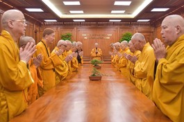 Chư vị Trưởng lão Ban Thường trực Hội đồng Chứng minh họp phiên thứ V (bất thường) quyết nghị lịch sử về việc cung thỉnh xá-lợi Trái tim Bồ-tát Thích Quảng Đức về Việt Nam Quốc Tự - Ảnh: Quảng Đạo/Báo Giác Ngộ