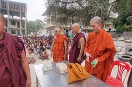 Bà con Myanmar tập trung trong trật tự để nhận quà hỗ trợ qua cơn ngặt nghèo do thiên tai động đất gây ra