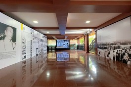 Không gian tại Việt Nam Quốc Tự với những tác phẩm, tư liệu hình ảnh, báo chí năm 1963 sẵn sàng cho việc tôn trí, chiêm bái xá-lợi Trái tim Bồ-tát Thích Quảng Đức từ 14g ngày 6-5-2025
