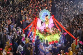 [TRUYỀN HÌNH TRỰC TIẾP] Lễ rước Phật từ tổ đình Ấn Quang đến Việt Nam Quốc Tự kính mừng Phật đản