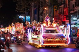 41 chiếc xe hoa kính mừng Phật đản Phật lịch 2569 của các Ban chuyên môn trực thuộc Ban Trị sự GHPGVN TP.HCM, Ban Trị sự 21 quận huyện và TP.Thủ Đức diễu hành vào đêm 10-5 - Ảnh: Phùng Anh Quốc