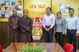Lãnh đạo Ủy ban MTTQVN TP.HCM chúc mừng Đại lễ Phật đản đến Báo Giác Ngộ - Ảnh: Nguyên Tài/BGN