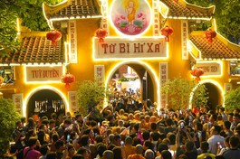 Dòng người đổ về chùa Quán Sứ chiêm bái xá-lợi Đức Phật xuyên đêm