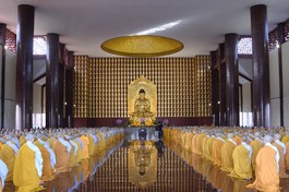 Tăng Ni Hội đồng Điều hành, sinh viên các khóa thỉnh cầu Đức Pháp chủ giáo giới - Ảnh: Bảo Toàn/BGN