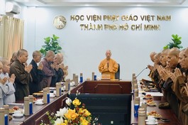 Đại lão Hòa thượng Viện trưởng chủ trì phiên họp mở đầu tuần huân tu tại Học viện sáng nay, 12-6 - Ảnh: Quảng Hậu/BGN