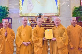 Hòa thượng Thích Lệ Trang trao quà lưu niệm và quyết định dừng hoạt động đến Ban Trị sự quận huyện - Ảnh: Quảng Đạo/BGN