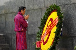 Quốc vương Bhutan Jigme Khesar Namgyel Wangchuck đặt vòng hoa tưởng niệm trước lúc vào lăng viếng Chủ tịch Hồ Chí Minh