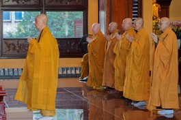 [Video] Đức Pháp chủ GHPGVN quang lâm Việt Nam Quốc Tự chứng minh Lễ Bố-tát của chư Tăng