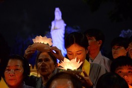 Đông đảo Phật tử tham dự cầu nguyện - Ảnh: Bảo Toàn/BGN