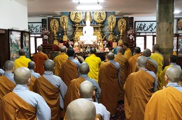 Tăng Ni Đại học Delhi tập trung Bố-tát tại Trung Tâm Phật giáo Thế giới