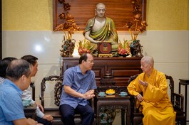 Bí thư Tỉnh ủy Cà Mau Nguyễn Hồ Hải thăm đức Pháp chủ GHPGVN - Ảnh: Nguyện Truyền/BGN