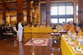 Thứ trưởng Ngoại giao Vương quốc Thái Lan Vijavat Isarabhakdi tác bạch cúng dường y Kathina lên Đức Pháp chủ và chư vị giáo phẩm trong buổi lễ tại chánh điện Việt Nam Quốc Tự - Ảnh: Bảo Toàn/BGN