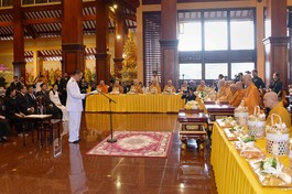 Thứ trưởng Ngoại giao Vương quốc Thái Lan Vijavat Isarabhakdi tác bạch cúng dường y Kathina lên Đức Pháp chủ và chư vị giáo phẩm trong buổi lễ tại chánh điện Việt Nam Quốc Tự - Ảnh: Bảo Toàn/BGN