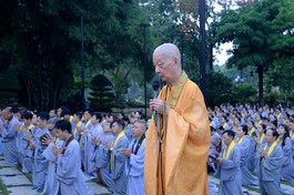 Đại lão Hòa thượng Thích Trí Quảng thân lâm niêm hương, xưng tán danh hiệu và hạnh nguyện của Đức Bồ-tát Quán Thế Âm, hồi hướng đến đồng bào các tỉnh bị thiên tai hoành hành - Ảnh: Bảo Toàn/BGN