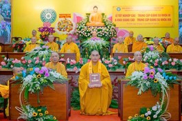 Tăng sinh nhận Bằng tốt nghiệp Lớp Cao cấp Giảng sư khóa XI