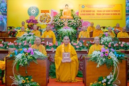 Tăng sinh nhận Bằng tốt nghiệp Lớp Cao cấp Giảng sư khóa XI