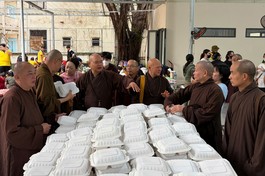 Thượng tọa Thích Thanh Phong có mặt trực tiếp chỉ đạo tại các bếp dã chiến do Ban Từ thiện xã hội Phật giáo TP.HCM thực hiện phục vụ bà con vùng lũ lụt tại tỉnh Khánh Hòa