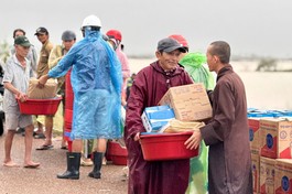 Đại đức Thích Minh Tồn trao quà chia sẻ với bà con 