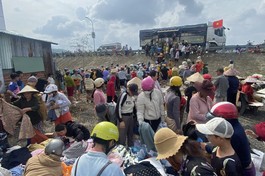 Người dân Tuy An Đông ra điểm tập kết hàng cứu trợ ở cầu Lò Gốm để nhận quần áo, nhu yếu phẩm chiều 25-11 - Ảnh: B.D