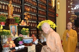 Đại lão Hòa thượng Thích Trí Quảng thắp hương cầu nguyện, tưởng niệm cựu học Tăng Long Nguyệt, đồng liêu Phật học đường Nam Việt, vừa từ trần tại Nhật Bản - Ảnh: Bảo Toàn/BGN