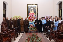 Phái đoàn Ban Trị sự GHPGVN TP.HCM chúc mừng Giáng sinh năm 2025 tại Tòa Tổng Giám mục TP.HCM - Ảnh: Bảo Toàn/BGN