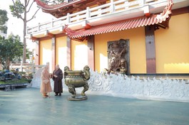 Đức Pháp chủ GHPGVN và Hòa thượng Thích Lệ Trang trước tháp Đa Bảo - Ảnh: Nguyên Tài/BGN