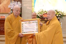 Trưởng lão Hòa thượng Thích Thiện Nhơn trao Bằng tuyên dương công đức đến Hòa thượng Thích Lệ Trang - Ảnh: B.Toàn/BGN