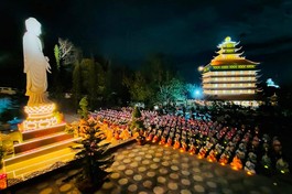 Thiêng liêng đêm hoa đăng tại chùa Vạn Linh