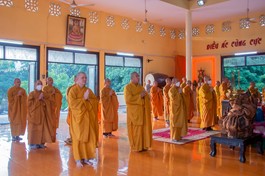 Chư tôn đức trang nghiêm trong nghi thức bố-tát