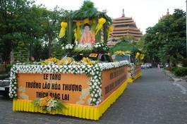 Đoàn xe di quan phụng tống kim quan Trưởng lão Hòa thượng Thích Giác Lai đến nơi trà-tỳ