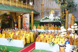 Chư tôn đức Tăng Ni tham dự buổi lễ "Bông hồng cài áo" tại chùa Vạn Đức (TP.Thủ Đức)