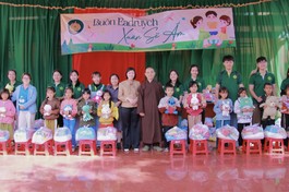 Các phần quà Tết được trao đến các em học sinh đồng bào dân tộc tại buôn Eadruich, H.Krông Buk, Đắk Lắk