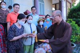Hòa thượng Thích Minh Truyền, Phó ban Trị sự GHPGVN TP.Thủ Đức trao quà đến bà con khó khăn tại chùa Huê Nghiêm - P.Bình Thọ