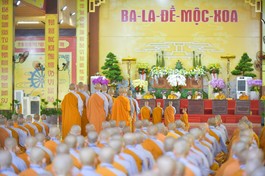 Giới sư Ni hướng dẫn các giới tử cầu Chánh pháp Đại Tăng tại Đại giới đàn Đạt Thanh - Ảnh: Quảng Đạo/BGN