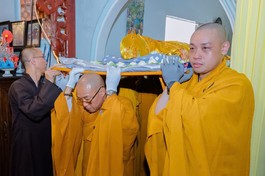 Môn đồ pháp quyến cung thỉnh nhục thân Trưởng lão Hòa thượng Thích Nhựt Liên nhập kim quan