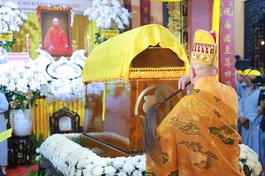 Hòa thượng Thích Lệ Trang cử hành nghi thức phất trần