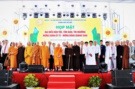 Lãnh đạo TP.Thủ Đức và đại biểu dân tộc, tín ngưỡng, tôn giáo chụp hình lưu niệm