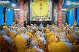 Các giới tử thọ lãnh giới pháp tại giới trường chùa Phước Hưng