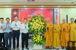 Lãnh đạo Sở Dân tộc và Tôn giáo tỉnh Bắc Ninh tặng hoa chúc mừng chư tôn đức Ban Trị sự GHPGVN tỉnh Bắc Ninh (mới)