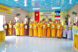 Các thành viên đại diện Phật giáo khu vực VIII nhận quyết định của Ban Trị sự GHPGVN tỉnh Đồng Tháp